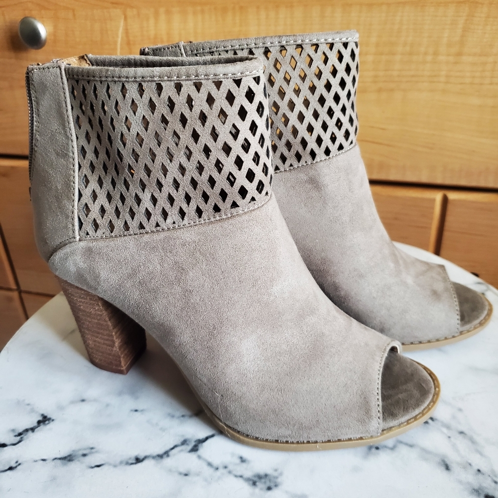 Women Report Rayce Taupe Booties